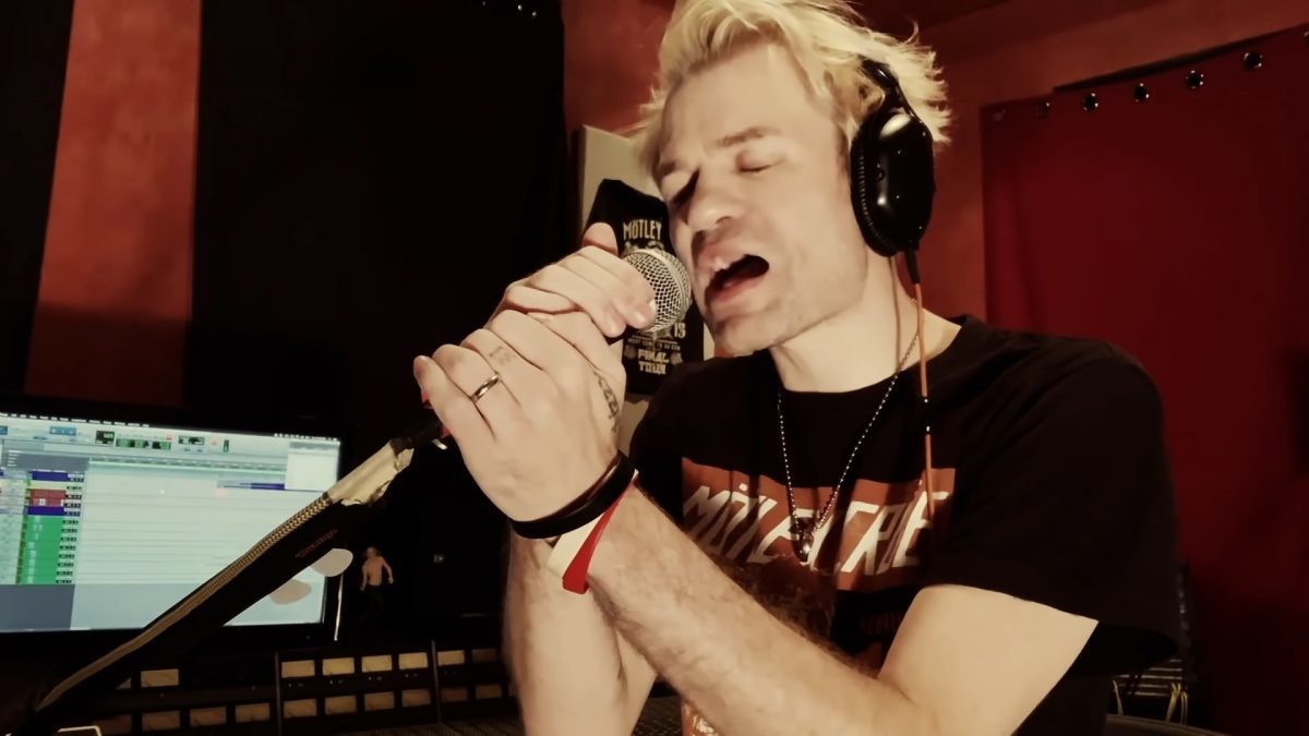 Regardez le frontman de Sum 41 jouer Never There en studio