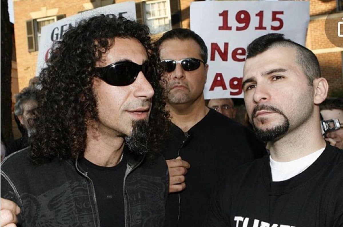 System Of A Down : Serj Tankian affirme que lui et John Dolmayan sont victimes d&rsquo;une haine « injustifiable » sur Internet