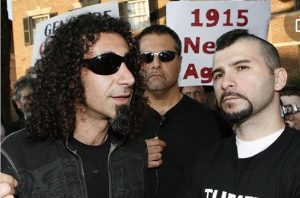 System Of A Down : Serj Tankian affirme que lui et John Dolmayan sont victimes d’une haine “injustifiable” sur Internet
