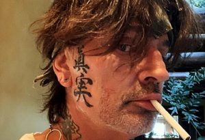 Tommy Lee de Mötley Crüe dit qu&rsquo;il buvait « deux gallons » de vodka par jour avant sa cure de désintoxication