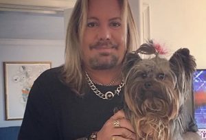 Vince Neil de Mötley Crüe déclare que son Yorkshire Terrier de cinq ans a été « brutalement assassiné »