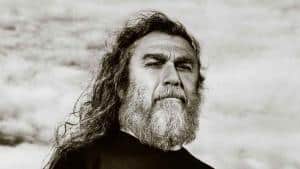 Tom Araya de Slayer : « C&rsquo;est agréable de sourire quand on chante sur la mort, le meurtre et le fait de tuer des bébés »