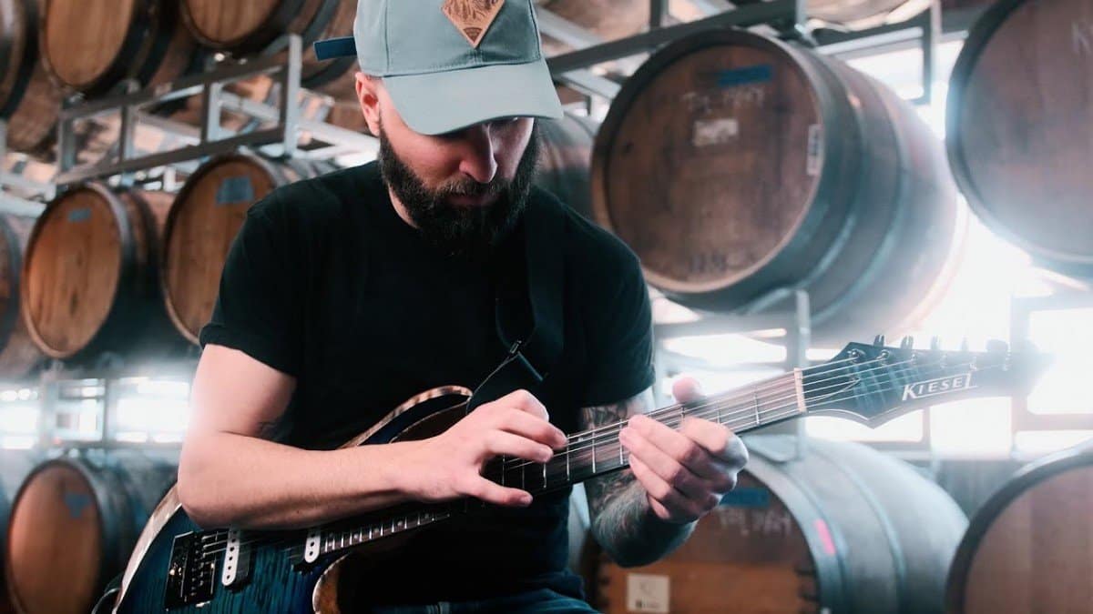 Regardez Dustin Davidson de August Burns Red jouer Ties That Bind à la guitare !