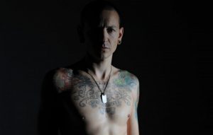 Chester Bennington de Linkin Park “ne croyait pas qu’il méritait d’être aimé”, selon un ancien camarade de groupe