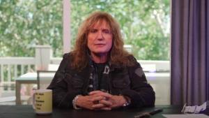 David Coverdale de Whitesnake se “remet bien” de l’opération qu’il a subie pour une hernie inguinale bilatérale