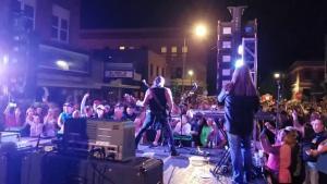 Un groupe de Rock donne un concert aux États-Unis sans aucune restriction : Pas de distanciation sociale, pas de masques (vidéo)