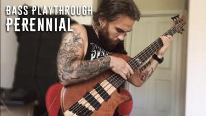 Regardez le bassiste de Jinjer jouer Perennial !