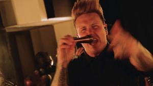 Regardez Papa Roach jouer Revenge dans le cadre de la performance Infest In-Studio