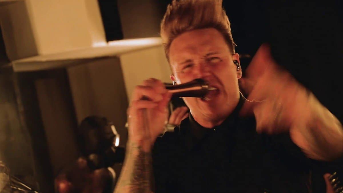Regardez Papa Roach jouer Revenge dans le cadre de la performance Infest In-Studio