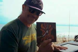Regardez Robert Trujillo de Metallica déballer le coffret deluxe de S&M2