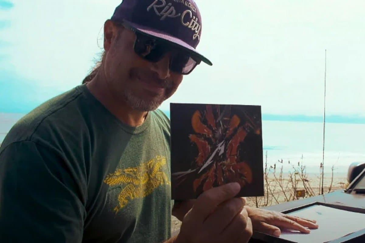 Regardez Robert Trujillo de Metallica déballer le coffret deluxe de S&M2
