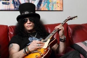 Slash se concentre sur l’écriture de nouvelles musiques et l’enregistrement de guitares pour Guns N’ Roses