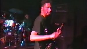 Regardez le chanteur de Rage Against The Machine jouer de la guitare avec son tout premier groupe