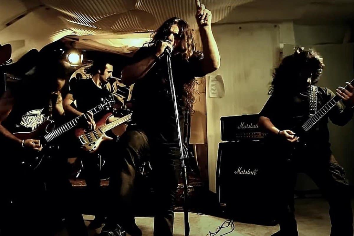 Le groupe de Metal Arsames fuit l&rsquo;Iran après avoir été condamné à 15 ans de prison pour avoir « joué de la musique satanique »