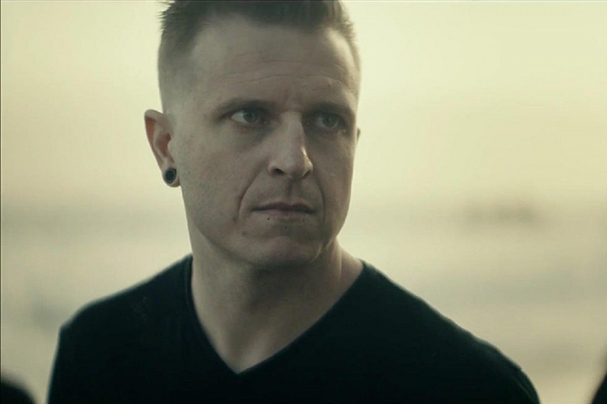 Le chanteur de Atreyu veut lancer un nouveau projet musical