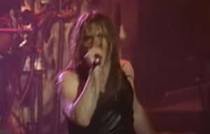 Regardez Bruce Dickinson se faire « tuer » sur scène lors de son dernier concert avant de quitter Iron Maiden