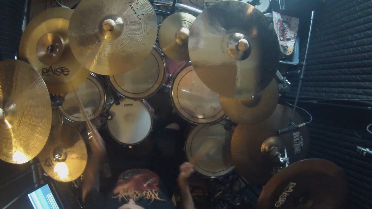 Regardez l&rsquo;incroyable performance du batteur de Rings Of Saturn sur Genetic Inheritance
