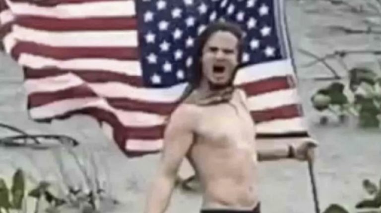 Un homme affronte l’ouragan Laura avec du Metal