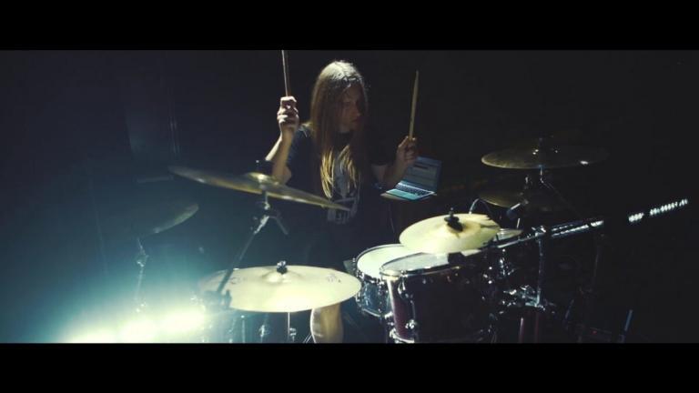 Regardez le batteur de Nekrogoblikon jouer Row !