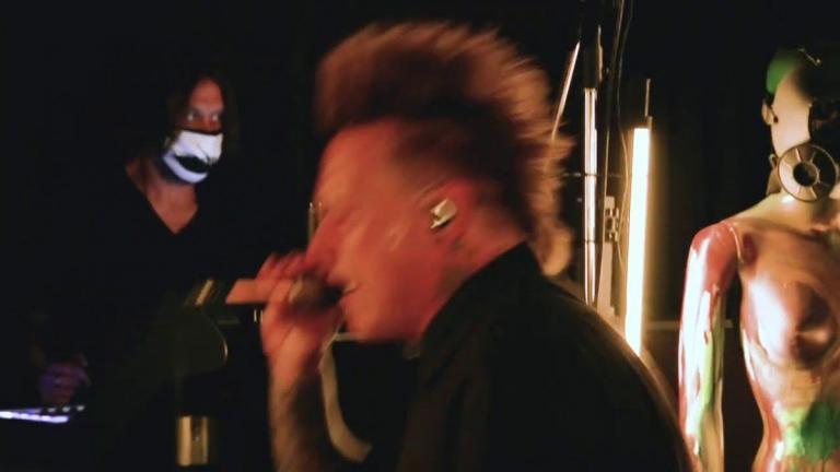 Regardez Papa Roach jouer Last Resort dans le cadre de Infest In-Studio
