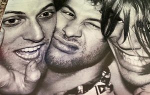 Red Hot Chili Peppers rend hommage à son ancien guitariste décédé, Jack Sherman