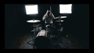 Regardez le batteur de Space Of Variations jouer Room 57 !