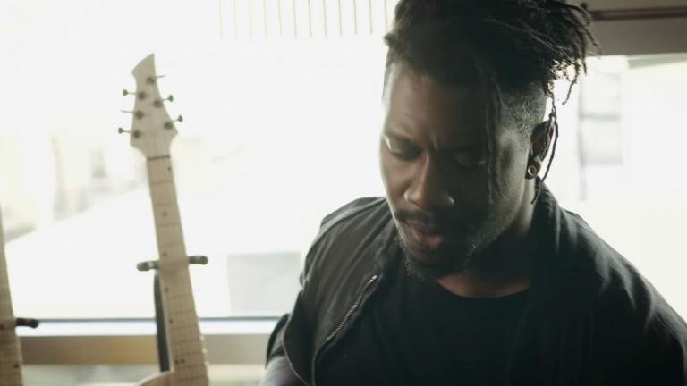Regardez le guitariste de Animals As Leaders jouer un riff de folie sur sa guitare Abasi Concepts