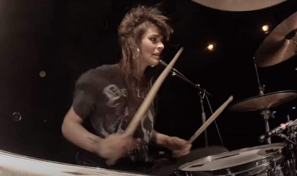 Regardez Brutus jouer All Along en live !