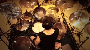 Regardez le batteur de Sepultura dévaster son kit en jouant du Avenged Sevenfold !