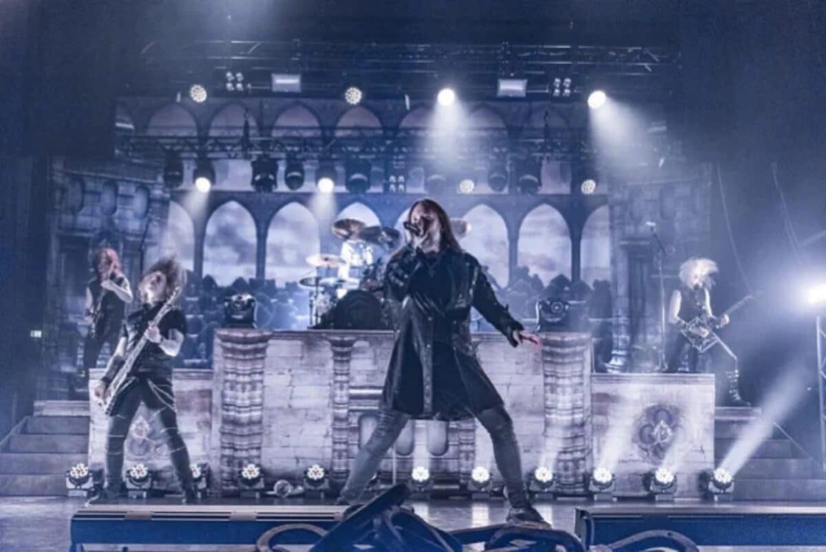 Regardez HammerFall jouer Keep The Flame Burning dans le cadre de Live! Against The World