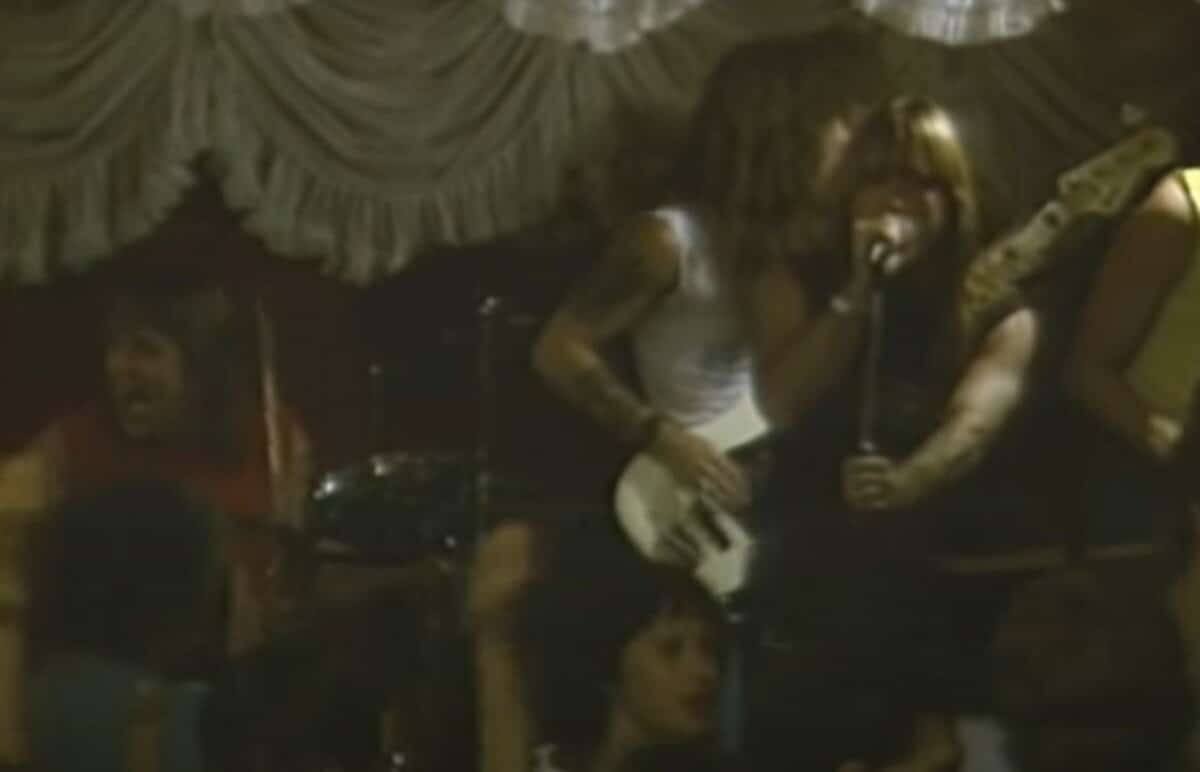 Regardez Iron Maiden débarquer dans un mariage polonais pour donner un concert lors de la tournée de Powerslave