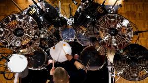 Regardez John Longstreth interpréter des parties de batterie Metal totalement injouables !