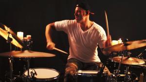 Regardez Matt Halpern de Periphery jouer le nouveau single de King Mothership à la batterie !