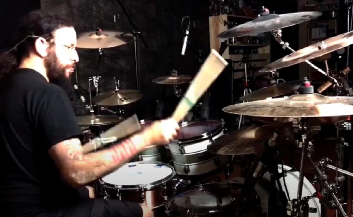 Regardez Mike Heller jouer des chansons du prochain album de Fear Factory