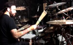 Regardez Mike Heller jouer des chansons du prochain album de Fear Factory