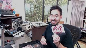 Regardez Mike Shinoda de Linkin Park déballer le nouveau coffret super deluxe de Hybrid Theory