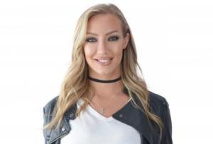 Nita Strauss célèbre cinq ans de sobriété