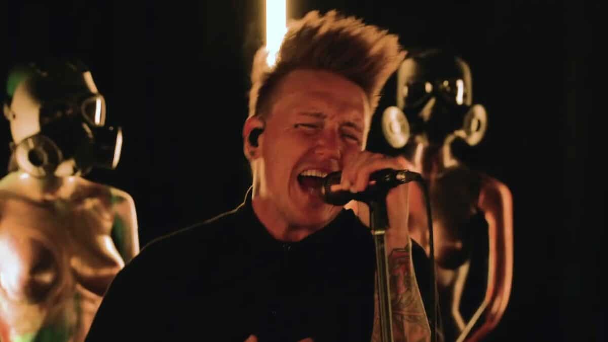 Regardez Papa Roach jouer Never Enough dans le cadre de Infest In-Studio
