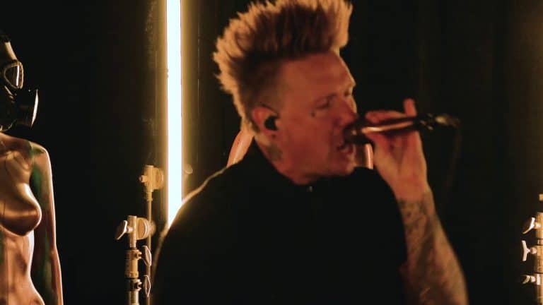 Regardez Papa Roach jouer Thrown Away dans le cadre de Infest In-Studio