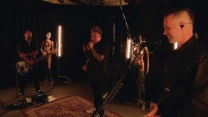 Regardez Papa Roach jouer Broken Home dans le cadre de Infest In-Studio