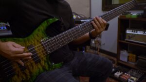 Regardez le bassiste de Volumes jouer Pixelate ! 