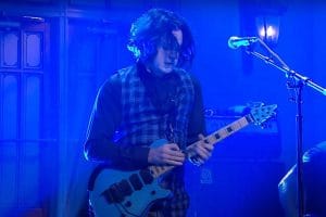 Regardez Jack White (The White Stripes) utiliser une guitare conçue par Eddie Van Halen sur Saturday Night Live