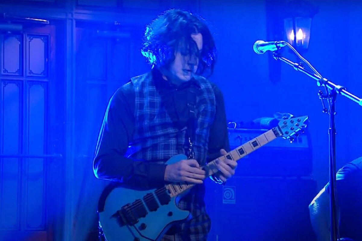 Regardez Jack White (The White Stripes) utiliser une guitare conçue par Eddie Van Halen sur Saturday Night Live