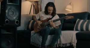 Erra publie un playthrough de Snowblood avec Jesse Cash à la guitare