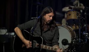 Regardez Foo Fighters jouer un concert acoustique au Troubadour