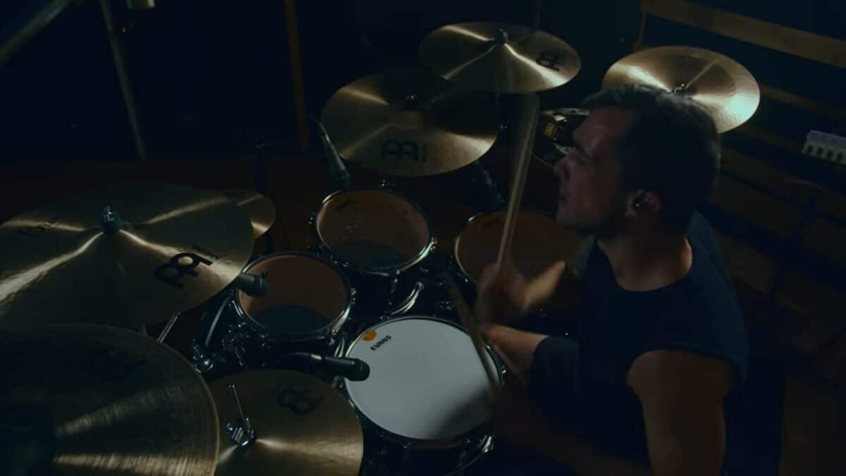 Regardez le batteur de Intervals jouer le nouveau single du groupe 5-HTP