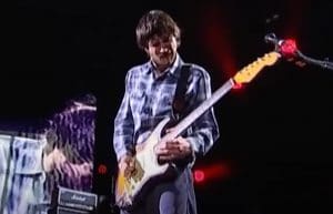 Red Hot Chili Peppers : John Frusciante a enregistré toutes les guitares de l’album Californication assis par terre, selon l’ingénieur du son du groupe