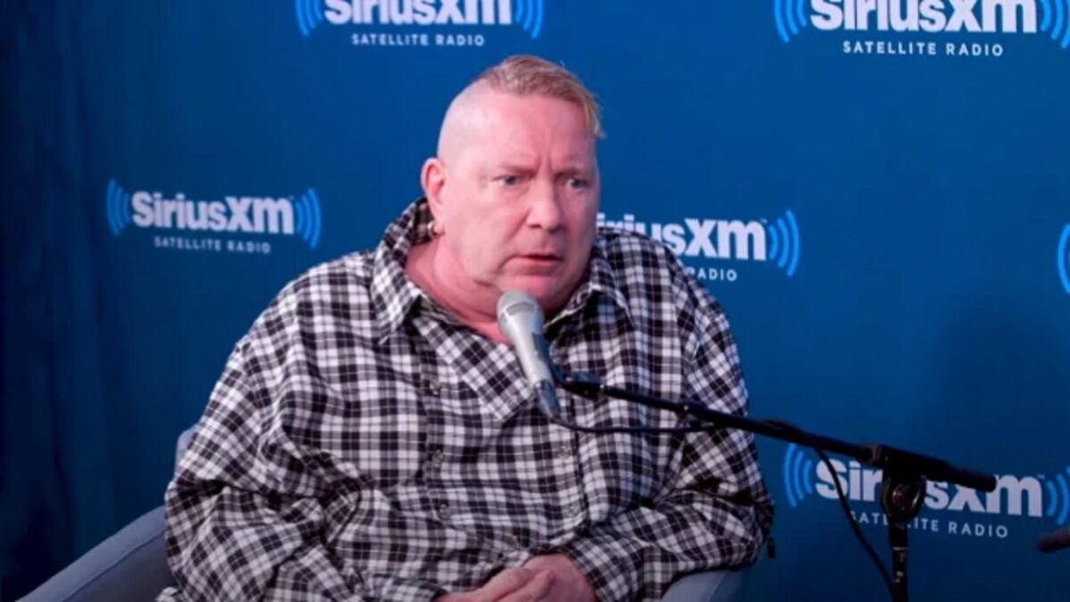 Le frontman des Sex Pistols, Johnny Rotten, déclare qu&rsquo;il va voter pour Donald Trump, car Joe Biden est « méchamment sénile »