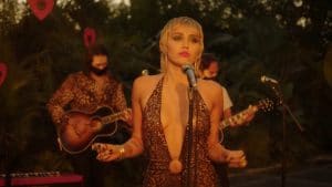 Miley Cyrus a repris Just Breathe de Pearl Jam en live