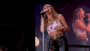 « Une version glamour de The Wall » : Miley Cyrus s’inspire de Pink Floyd pour un nouvel album concept ambitieux